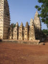 devant la mosque de Bobo Dioulasso